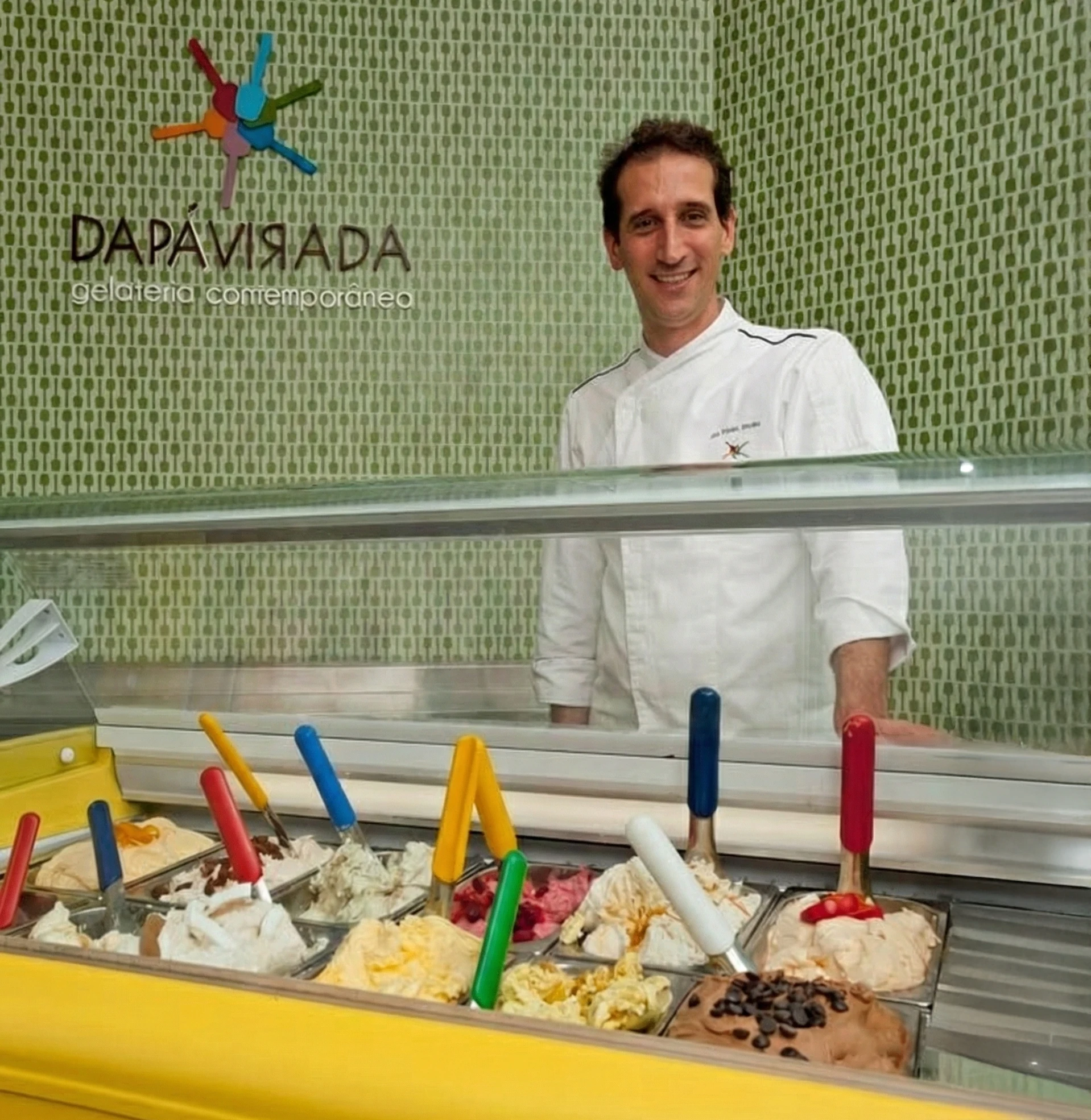 Gelato artesanal Da Pá Virada — produto premium com morango