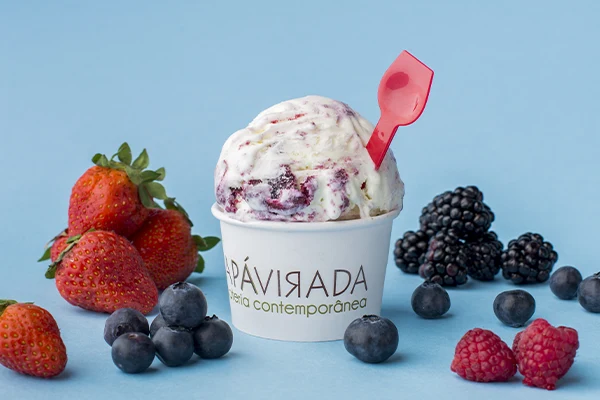 Pote de gelato Da Pá Virada com frutas vermelhas